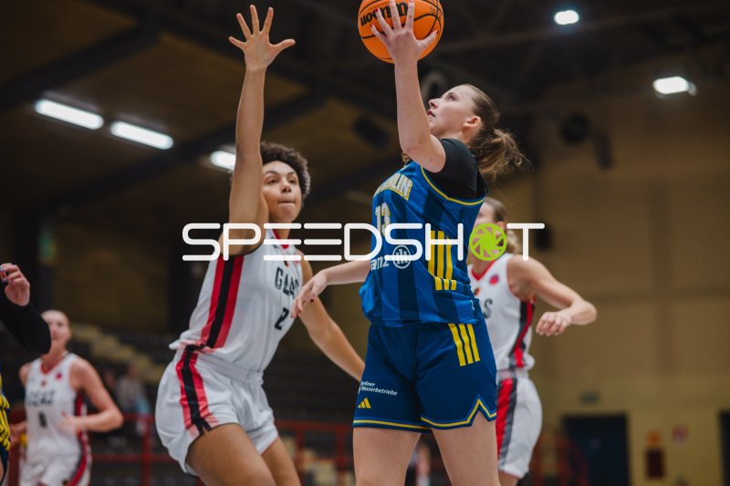 Mia Wiegand (#13; Alba Berlin) beim Korbleger gegen die Verteidigung