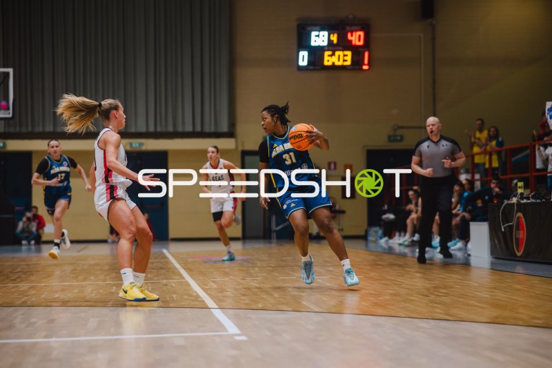 Oceane Monpierre (#31; Alba Berlin Damen) im Dribbling