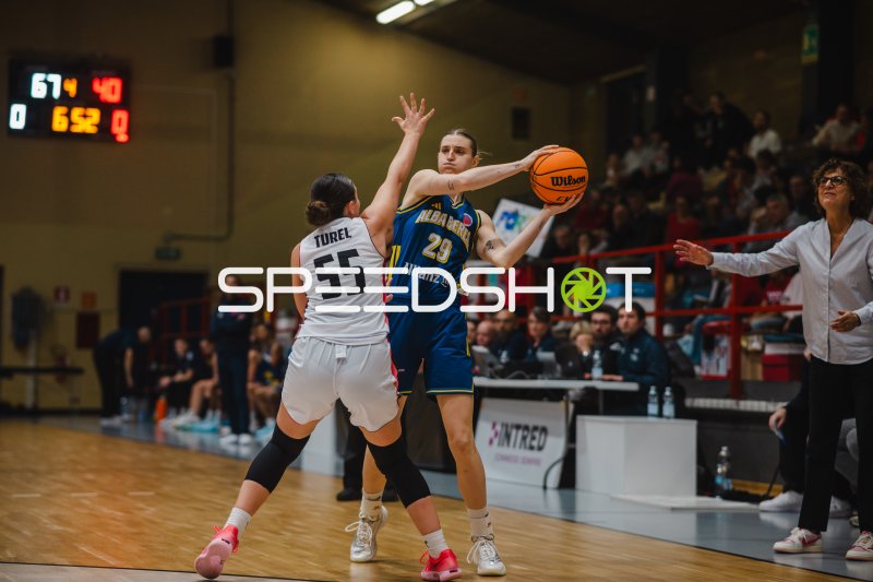 Nina Rosemeyer (Alba Berlin) behauptet den Ball gegen Anna Turel (#55; GEAS Basket)
