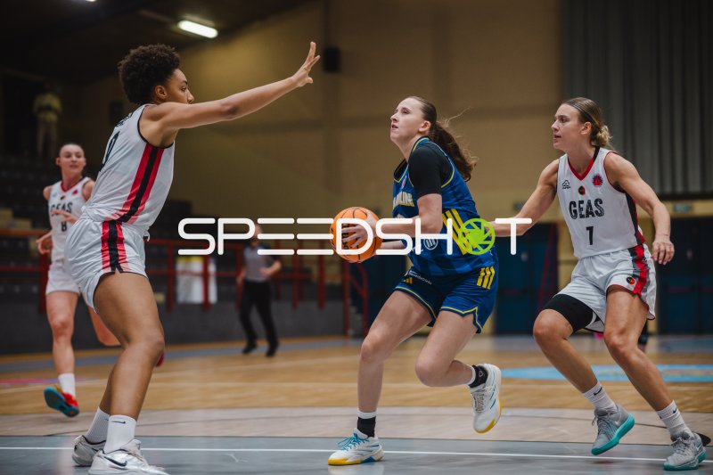 Mia Wiegand (#13; Alba Berlin Damen) im Dribbling gegen GEAS Basket