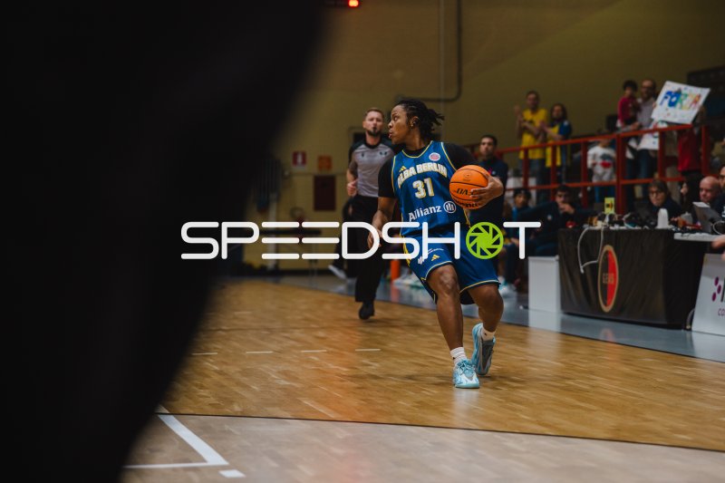 Oceane Monpierre (#31; Alba Berlin Damen) zieht mit dem Ball nach vorn