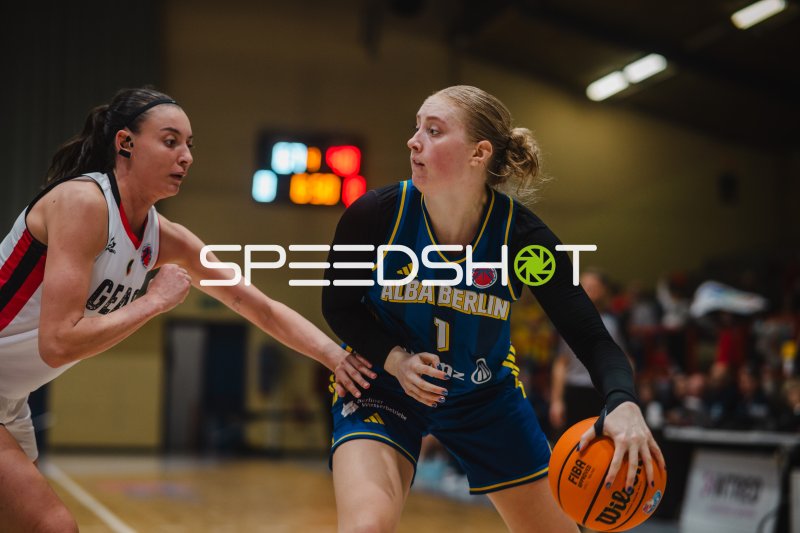 Tara Wallack (#1; Alba Berlin Damen) im Dribbling gegen GEAS Basket