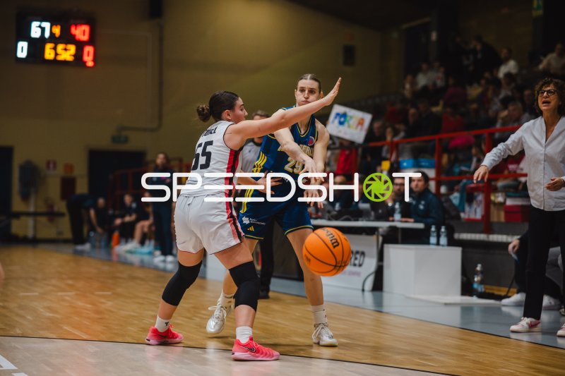 Anna Turel (#55; GEAS Basket) im Zweikampf gegen Nina Rosemeyer (Alba Berlin Damen)