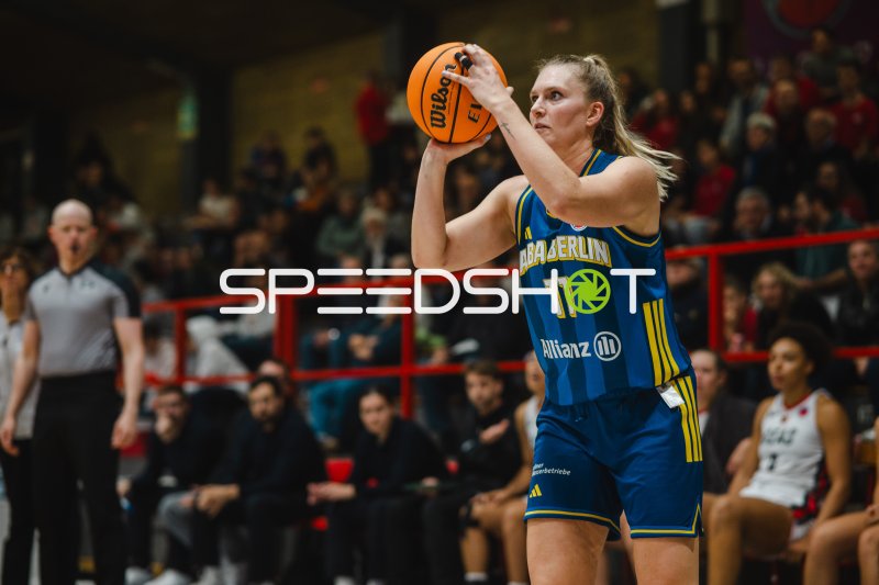Nina Rosemeyer (#11; Alba Berlin Damen) setzt zum Wurf an
