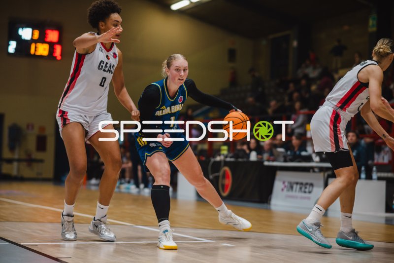 Tara Wallack (#1; Alba Berlin Damen) im Dribbling gegen Julianna Okosun (#0; GEAS Basket)