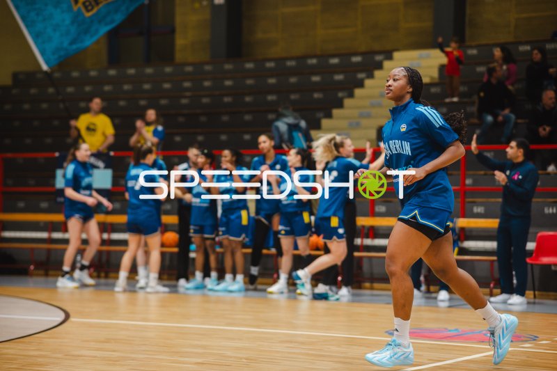 Alba Berlin Damen beim Einlaufen in der PalaAllende