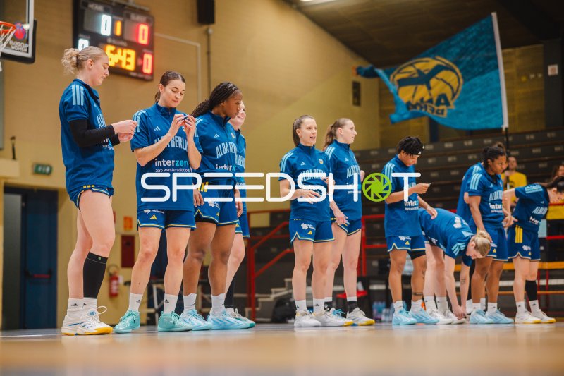Tessa Stammberger und Mia Wiegand beim Aufwärmen mit Alba Berlin