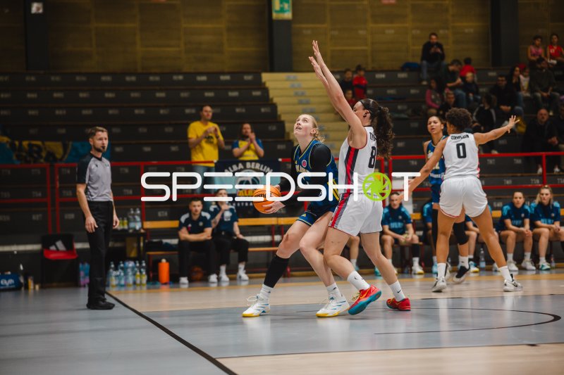 Julianna Okosun (#0; GEAS Basket) verteidigt gegen Angriff von Alba Berlin Damen