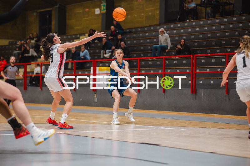 Alina Hartmann (#29; Alba Berlin Damen) in der Verteidigung gegen GEAS Basket