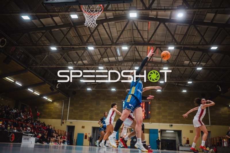 Spielerin von Alba Berlin Damen zieht unter den Korb, GEAS Basket verteidigt