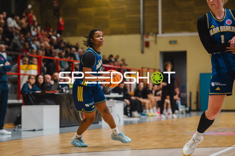 Oceane Monpierre (Alba Berlin Damen) mit Ball im Angriff