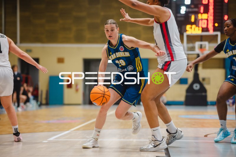 Alina Hartmann (#29; Alba Berlin Damen) im Dribbling