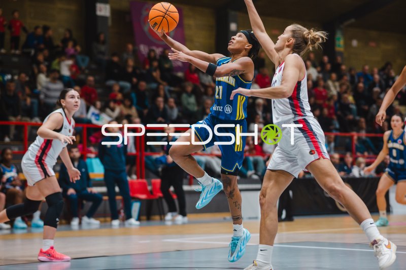 Deeshyra Thomas (#21; Alba Berlin Damen) im Korbleger