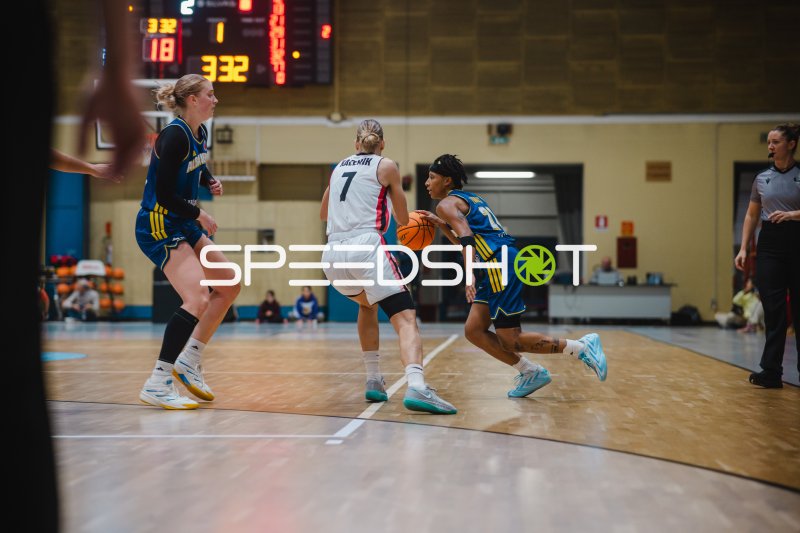 Deeshyra Thomas (#21; Alba Berlin Damen) im Dribbling gegen Martina Kacerik (#7; GEAS Basket)
