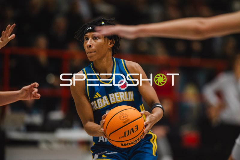Deeshyra Thomas (#21; Alba Berlin Damen) mit Ball in der Wurfvorbereitung