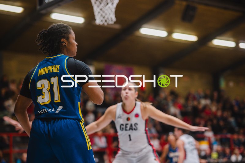 Oceane Monpierre (#31; Alba Berlin Damen) im Duell mit der GEAS-Abwehr