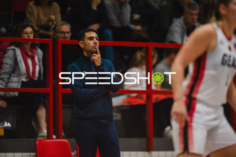 Trainer am Spielfeldrand, Spielerin von GEAS Basket im Vordergrund