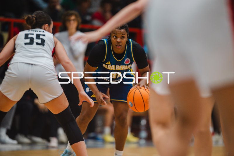 Oceane Monpierre (#31; Alba Berlin Damen) dribbelt gegen Anna Turel (#55; GEAS Basket)