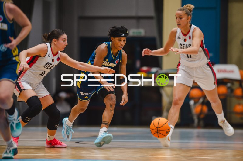 Deeshyra Thomas (#21; Alba Berlin Damen) im Dribbling gegen GEAS Basket