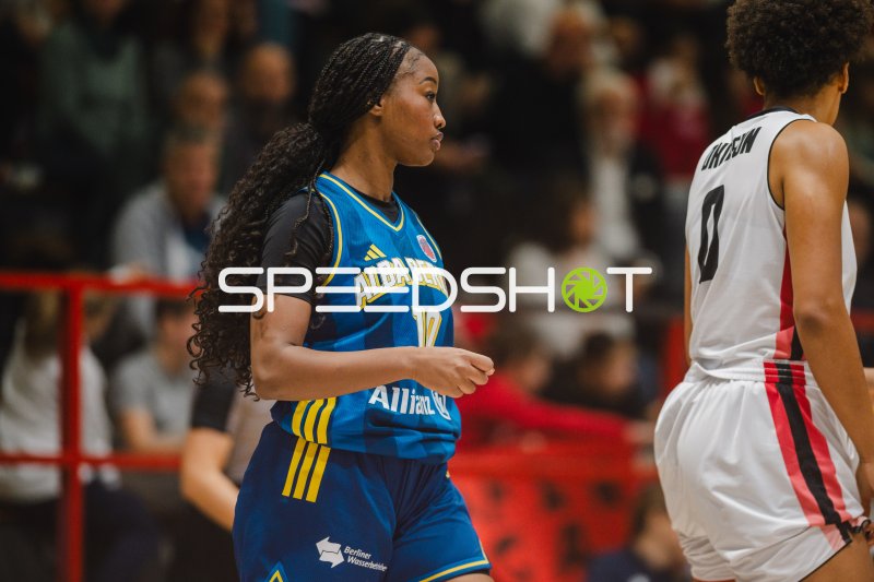 Fonta Gassama (#10; Alba Berlin Damen) neben Julianna Okosun (#0; GEAS Basket)