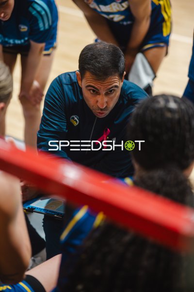 Trainer und Alba-Berlin-Damen in der Auszeit-Besprechung