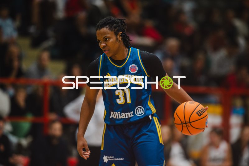 Oceane Monpierre (#31; Alba Berlin Damen) beim Dribbling