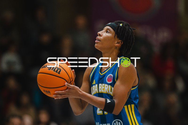 Deeshyra Thomas (#21; Alba Berlin Damen) beim Freiwurf