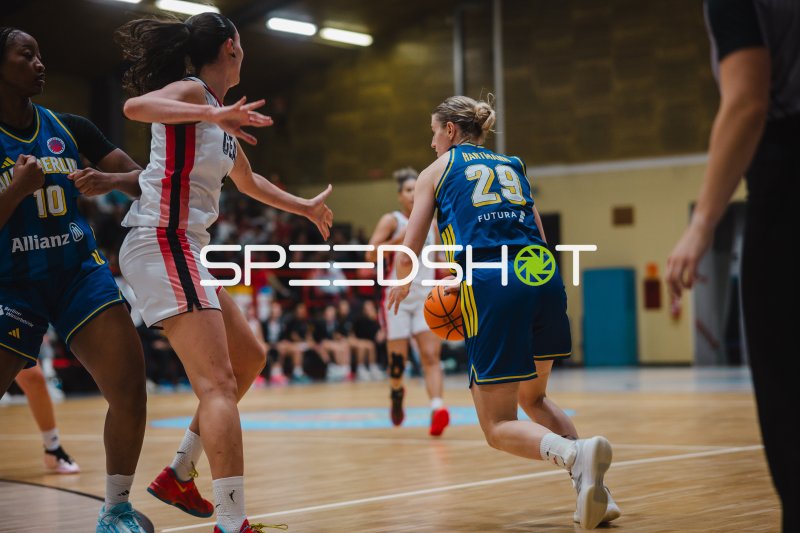 Alina Hartmann (#29; Alba Berlin Damen) im Dribbling