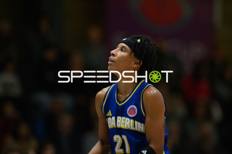 Deeshyra Thomas (#21; Alba Berlin Damen) blickt konzentriert zum Korb