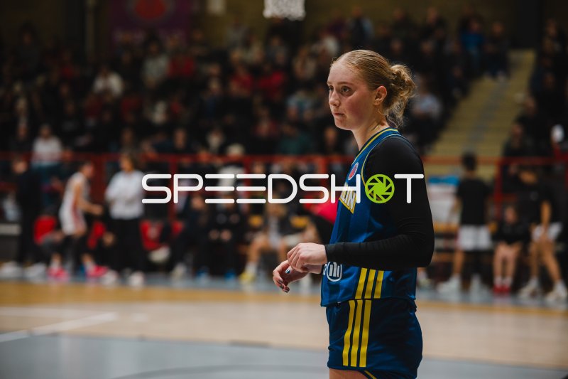 Basketballspielerin mit konzentriertem Blick auf dem Parkett
