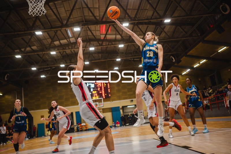 Alina Hartmann (#29; Alba Berlin Damen) im Korbleger gegen GEAS Basket