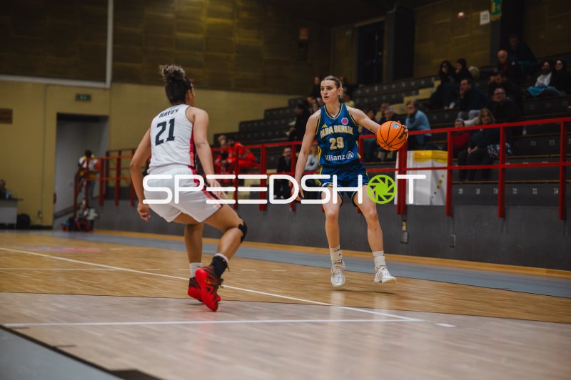 Alina Hartmann (#29; Alba Berlin Damen) im Dribbling gegen Hayes (#21; GEAS Basket)