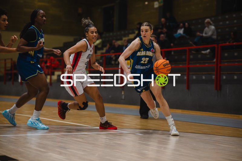 Alina Hartmann (Alba Berlin) im Dribbling gegen GEAS Basket