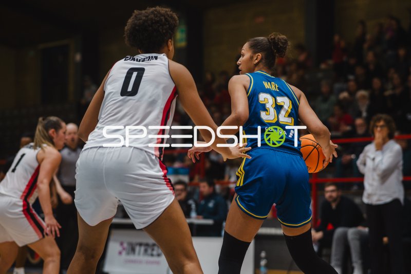 Lauren Ware (#32; Alba Berlin Damen) im Dribbling gegen Julianna Okosun (#0; GEAS Basket)