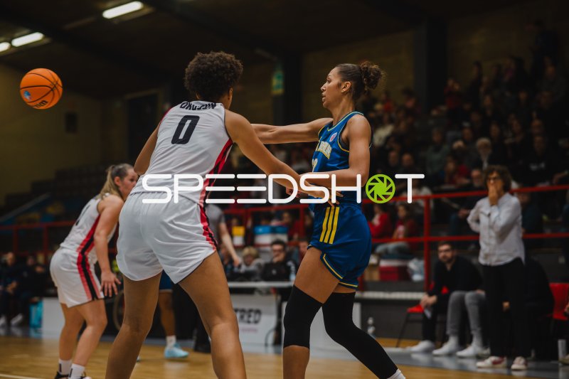 Julianna Okosun (#0; GEAS Basket) im Zweikampf gegen Alba Berlin