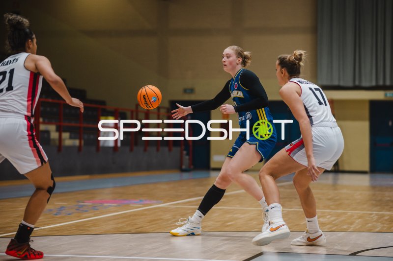 Spielerin von Alba Berlin spielt Ball ab gegen GEAS Basket in Meiland