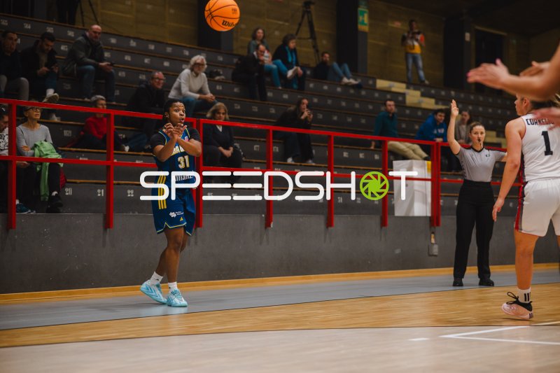 Oceane Monpierre (#31; Alba Berlin Damen) hebt die Hände zum Ball