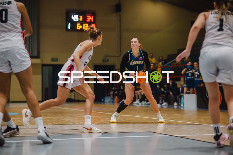 Tara Wallack (#1; Alba Berlin Damen) mit Ball im Angriff gegen GEAS Basket