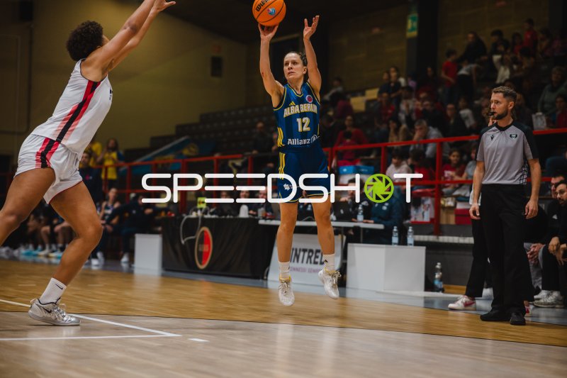 Lena Gohlisch (#12; Alba Berlin Damen) im Sprungwurf
