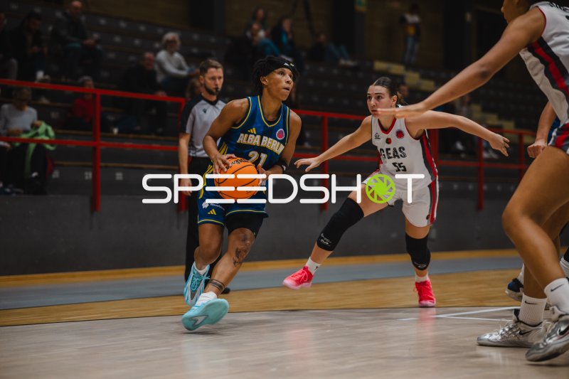 Deeshyra Thomas (#21; Alba Berlin Damen) im Dribbling gegen GEAS Basket