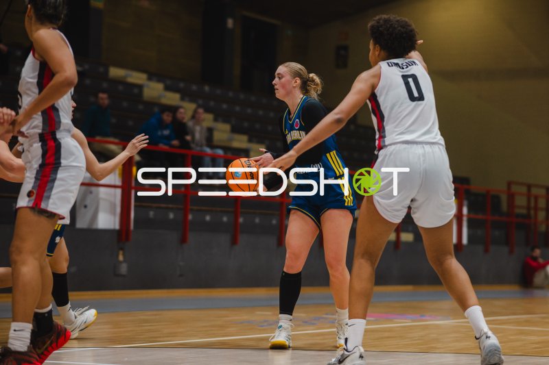 Julianna Okosun (#0; GEAS Basket) verteidigt gegen Alba Berlin Damen