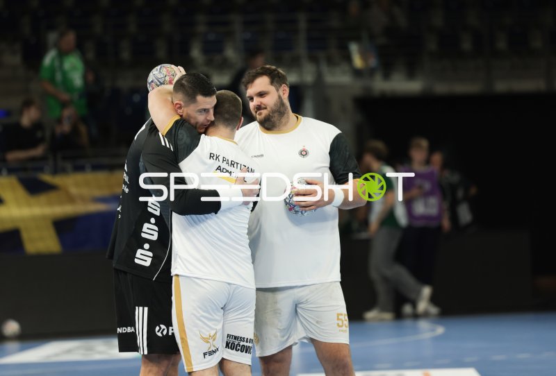 Handballspieler von RK Partizan umarmen sich in der Max-Schmeling-Halle