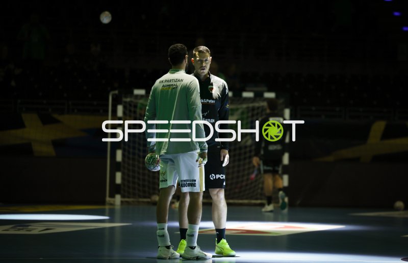 Zwei Handballspieler im Gespräch beim Aufwärmen in der Max-Schmeling-Halle Berlin