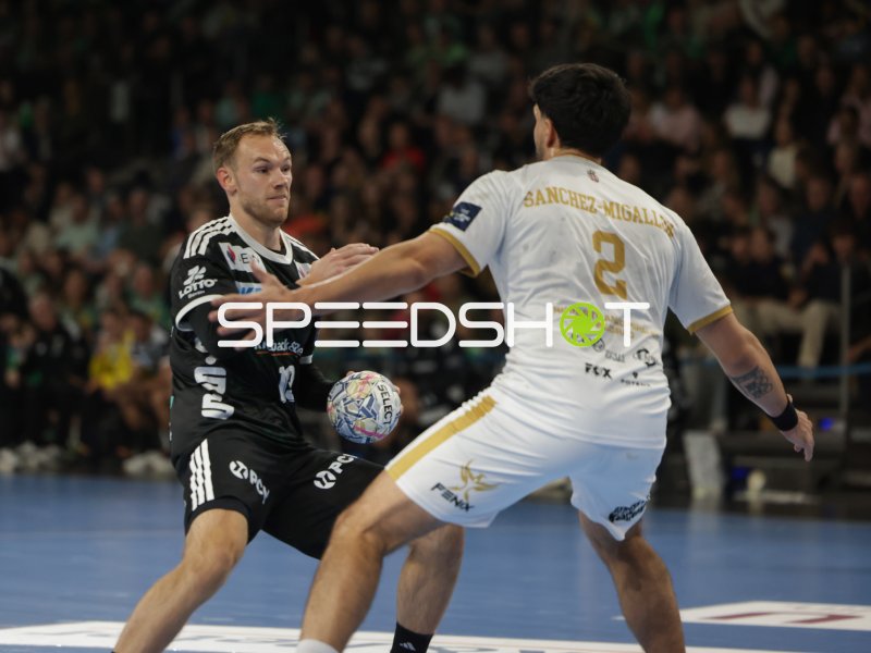 Mathias Gidsel (#19; Füchse Berlin) schirmt den Ball gegen Partizan ab