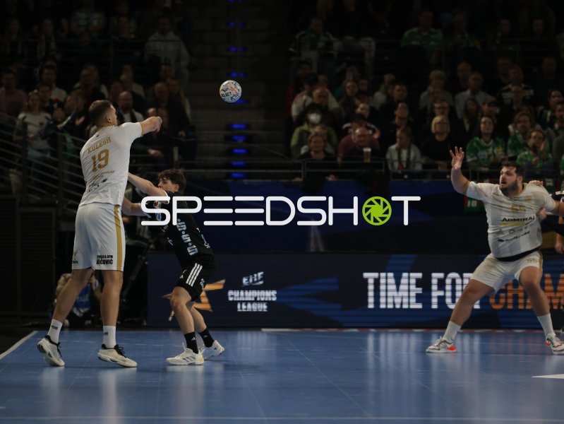 Handballspieler im Wurfansatz im Zweikampf in der Max-Schmeling-Halle Berlin