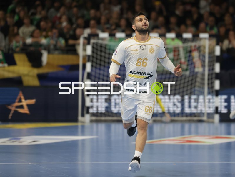 Handballspieler (#66) läuft in der Max-Schmeling-Halle in Berlin