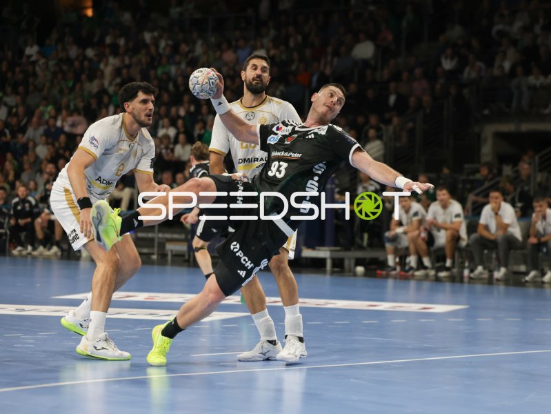 Handball-Zweikampf in der Max-Schmeling-Halle Berlin mit Spieler #93