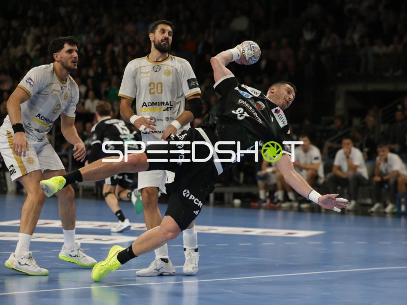 Angreifer im Sprungwurf in der Max-Schmeling-Halle Berlin