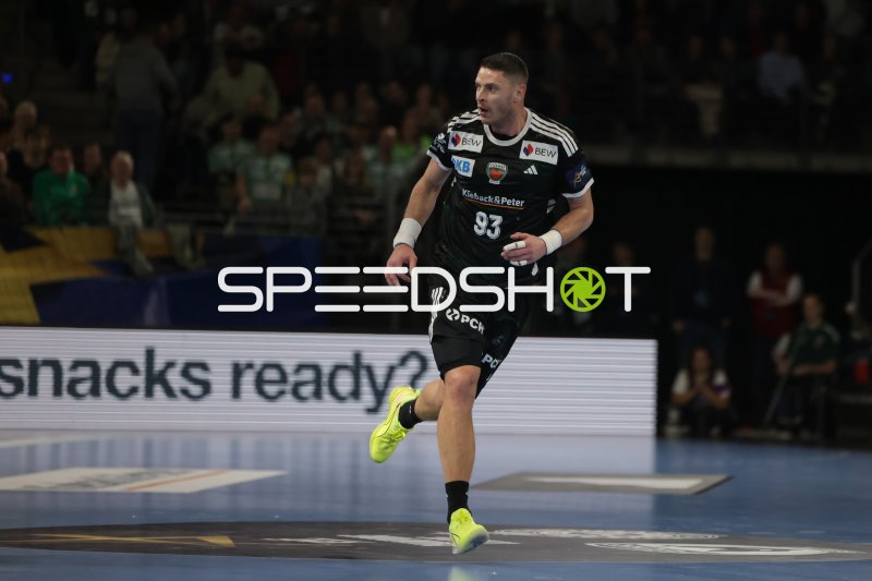 Spieler der Füchse Berlin (#93) in der Max-Schmeling-Halle