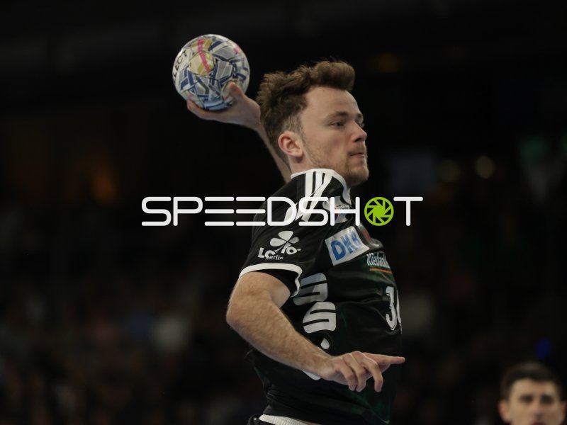 Handballer im Sprungwurf in der Max-Schmeling-Halle Berlin